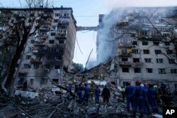 Разрушенный российской ракетой многоэтажный дом в Соломенском районе Киева, 17 июня 2025 года