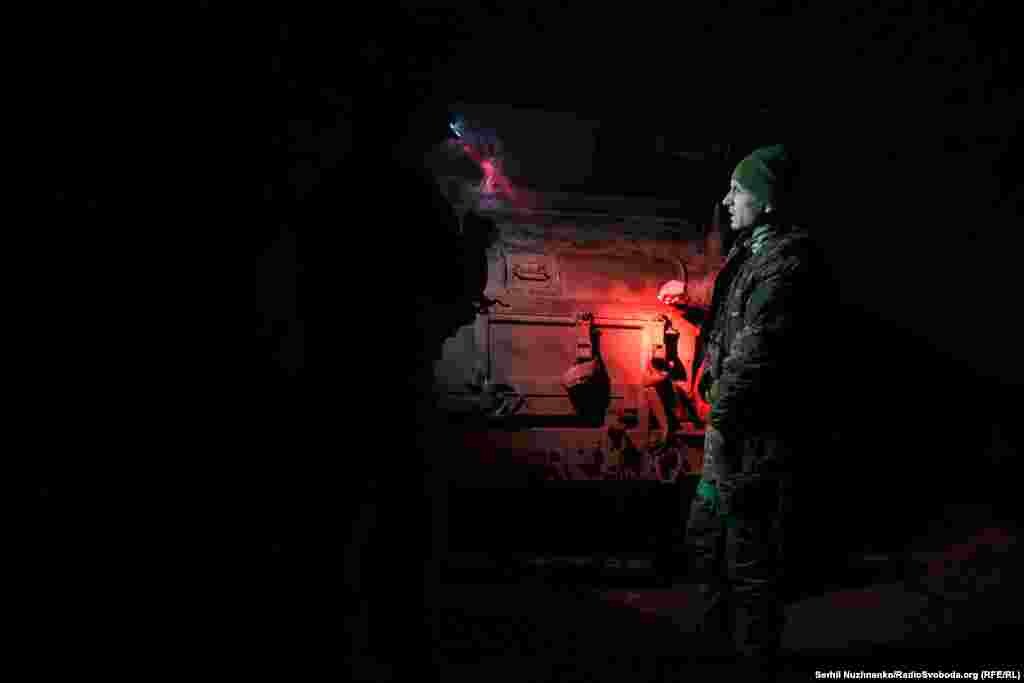 «Зараз перекуримо, і в дорогу», – говорить один із військових. Ми з колегою одягаємо бронежилети, беремо техніку. Бронежилети ми знімемо через добу на цьому ж місці, коли повернемось з позицій  