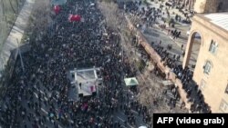 Вірменська опозиція і 27 лютого продовжувала мітингувати в центрі Єревану з вимогами відставки Нікола Пашиняна і його уряду