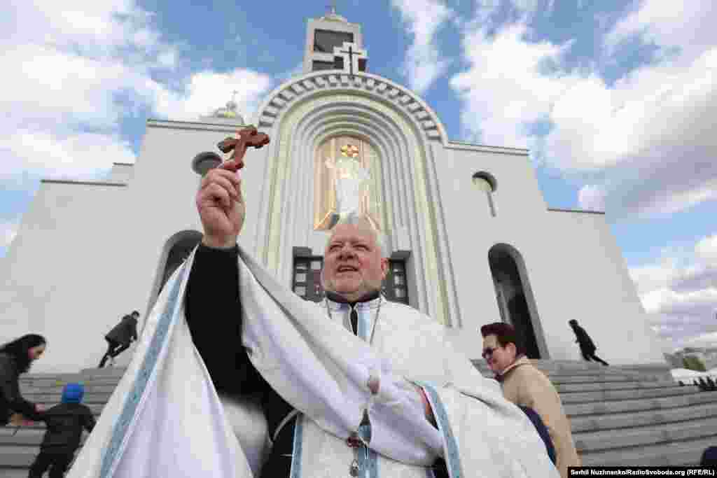 Отець Богдан Чурило читає молитву 