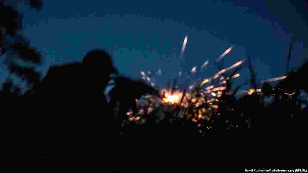 Український військовий під час нічного бою неподалік селища Новолуганське, що на Донеччині. Військові полку «Азов» пояснюють, що не відповідати не можуть, адже їхній противник «може знахабніти». Донецька область, 5 червня 2019 року