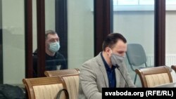 Один из участников акции протеста против Александра Лукашенко Александр Курдюков (слева) в суде, Брест, 16 февраля 2021 года