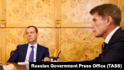Премьер-министр РФ Дмитрий Медведев и временно исполняющий обязанности губернатора Приморского края Олег Кожемяко (справа)