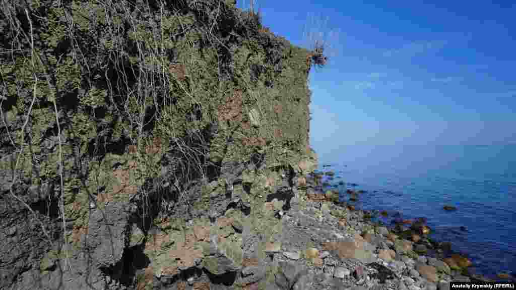 Море не перестает изрядно «надкусывать» здешний податливый берег