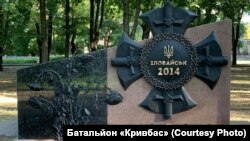 Пам’ятник – це збільшена у 40 разів копія народної нагороди «Іловайський хрест», який бійці, які вийшли з «котла», носять на грудях