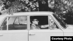 Анатолий Кузнецов за рулем. Лондон. 1970