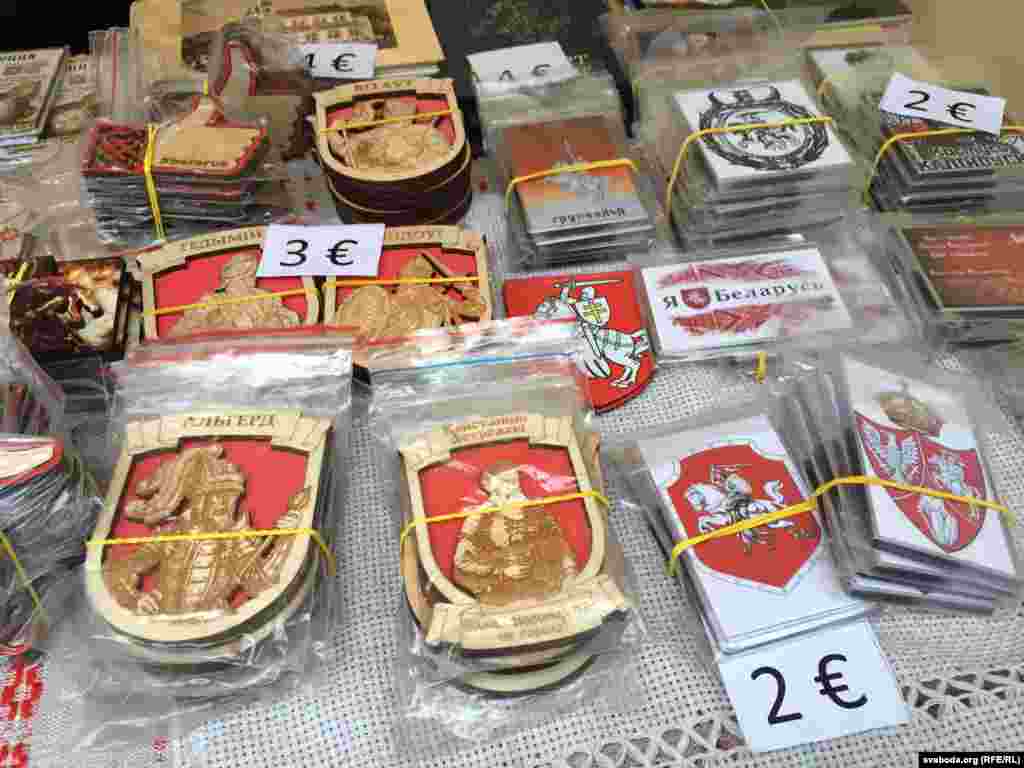 Вырабы зь беларускай сымболікай прапануе «KRYVIJA» —Таварыства беларусаў Літвы. 