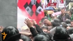 Захисників української мови розганяють сльозогінним газом Захисників української мови розганяють сльозогінним газом