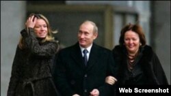 Слева – предположительно старшая дочь Путина Мария (вместе с родителями)