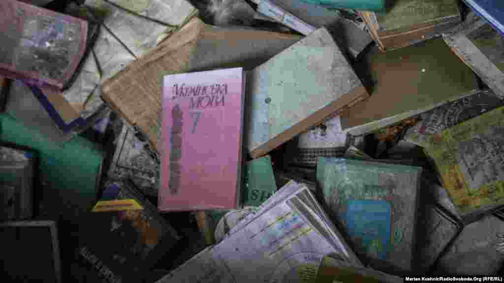 Поки освітяни вирішують мовне питання у реформі освіти, посеред розкиданих книжок шкільної бібліотеки в Опитному лежить підручник з української мови