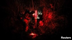 Військові 24-ї окремої механізованої бригади імені короля Данила готуються вести вогонь із міномета поблизу Часового Яру, Донецька область, листопад 2024 року