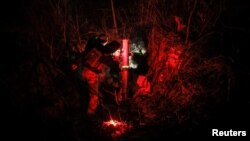 Ілюстраційне фото. Військові 24-ї механізованої бригади імені короля Данила готуються вести вогонь із міномета по російських військах поблизу Часового Яру, листопад 2024 року