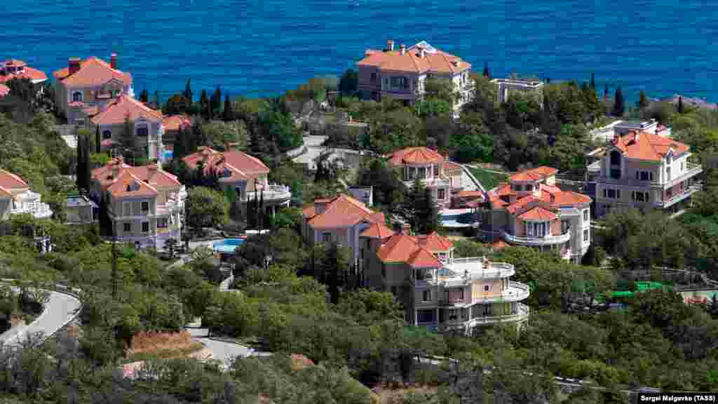 Форос – самый западный поселок Большой Ялты и самый южный населенный пункт на Крымском полуострове. С высоты открывается вид на коттеджный квартал