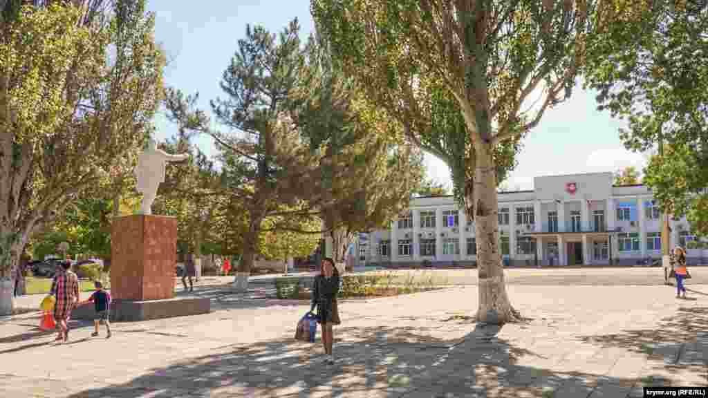 Памятник Ленину на площади перед зданием поселковой администрации