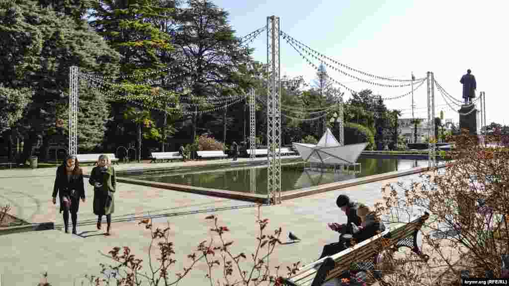 К бассейну за памятником Ленину вышли погреться на солнце и «посидеть» в гаджетах горожане