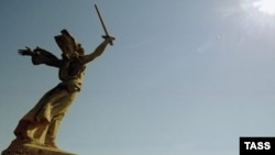 Монумент "Родина-мать" на Мамаевом кургане в Волгограде