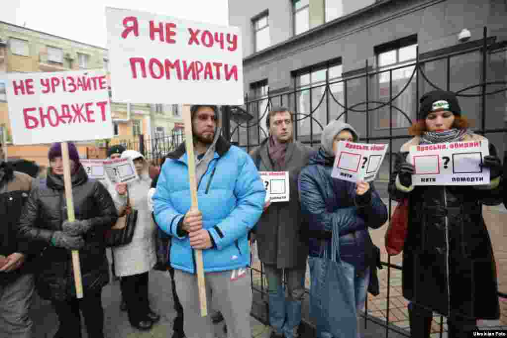 Активісти пацієнтських організацій провели мітинг під стінами Міністерства фінансів. Учасники акції виступили з вимогою забезпечити пацієнтів потрібним лікуванням і не скорочувати бюджет, представлений МОЗ на 2016 рік