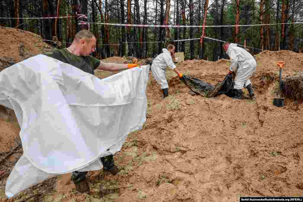 Команда з ексгумації розкопала так звану братську могилу і забирає тіла для проведення судово-медичної експертизи та встановлення особи загиблих, вересень  2022 року / Праворуч: початок жовтня 2024-го