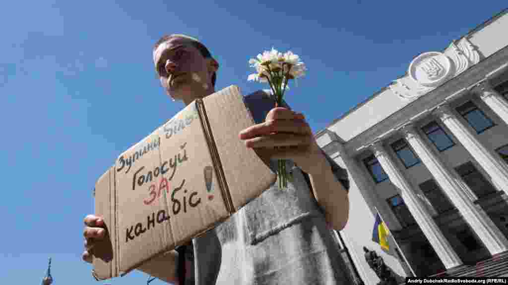 «Я тут за тих людей, які сьогодні не можуть прийти через хвороби та за тих, хто вже не з нами. Я за те, щоб важко хворі могли піти з життя без болю. А також я тут за тих, хто ще може отримати адекватне лікування», – розповідає активістка Божена