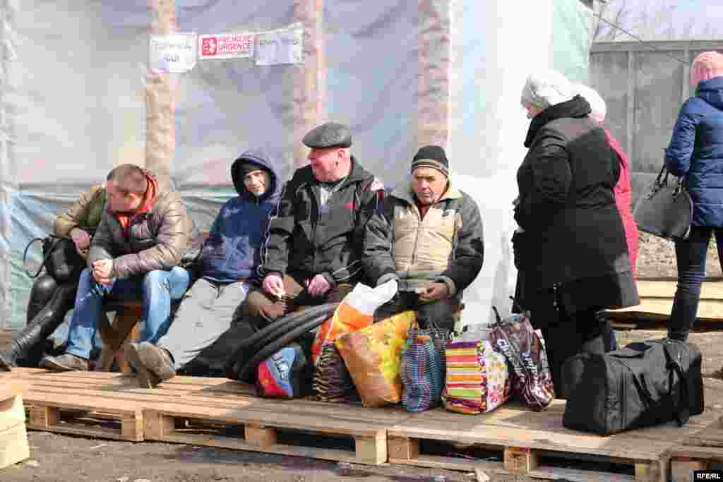 Люди в очікуванні на паспортний контроль з української сторони КПВВ «Майорськ», що поблизу Горлівки. Донецька область, 17 березня 2017 року ПЕРЕГЛЯНЬТЕ ВІДЕО 