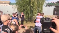 Зустріч Олексія Навального з братом, який відсидів 3,5 роки – відео