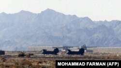 د پاکستان بلوچستان صوبې د جیکب اباد په شمسي هوايي اډه کې دوې امریکايي هېليکوپټرې الوتو ته تیاری نیسي. د ۲۰۰۲ز کال انځور.