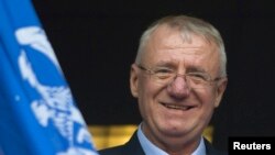 Шешель приветствует своих сторонников