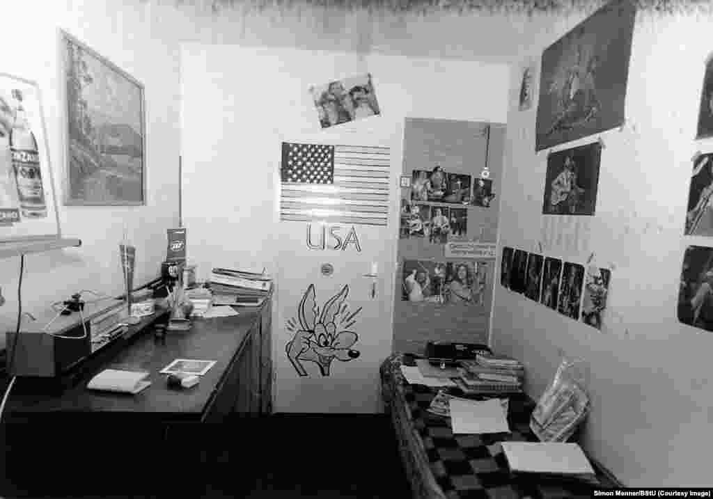 Фото, яке документально підтверджує прозахідні настрої в спальні підлітка. Один із напрямків діяльності «Штазі» був названий «розкладанням» – психологічне страждання дисидентів за допомогою дій, які включали в себе: руйнування кар'єри за допомогою анонімних, принизливих листів, проникнення в квартири і заміну ліків або встановлення камер для отримання компрометуючих зображень  