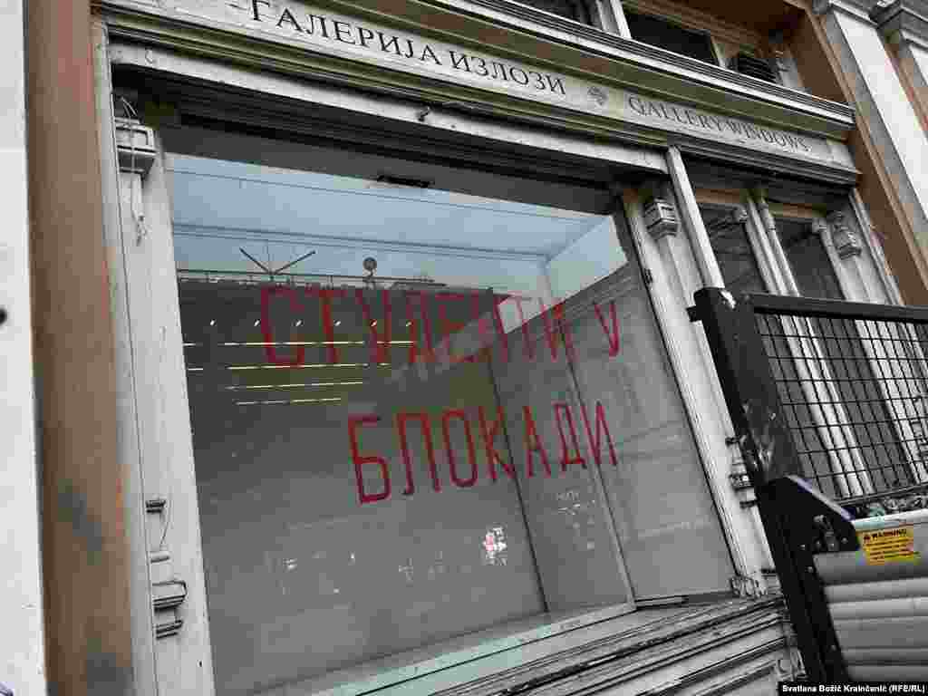 Poruka "Studenti u blokadi", poput ove na Fakultetu likovnih umetnosti u Beogradu, nalazi se na zgradama desetina državnih fakulteta u četiri univerzitetska centra, Beogradu, Novom Sadu, Nišu i Kragujevcu.