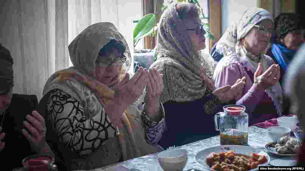 В Бахчисарае отметили день рождения крымского политзаключенного Ахтема Чийгоза, 14 декабря  Ахтем Чийгоз был задержан в январе 2015 года за участие в митинге в поддержку территориальной целостности Украины перед зданием Верховной Рады Крыма 26 февраля 2014 года. 