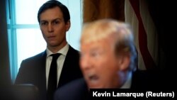 Джаред Кушнер (слева) и Дональд Трамп в Белом доме, 1 ноября 2017
