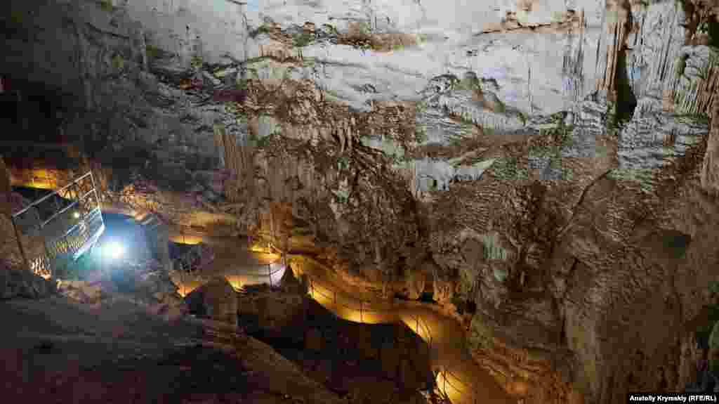 Залы самого верхнего уровня располагаются примерно в 32 метрах от поверхности земли, а самого нижнего – в 180 метрах