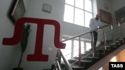 Работник телеканала на лестнице в здании штаб-квартиры ATR, 31 марта 2015 г.