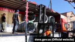 Судячи з фотографій, гуманітарна допомога полягає головно в колючому дроті для облаштування кордону