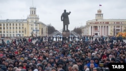 Мітинг у центрі російського Кемерова, де у пожежі в торгово-розважальному центрі загинули, за офіційними даними, понад 60 людей, 27 березня 2018 року