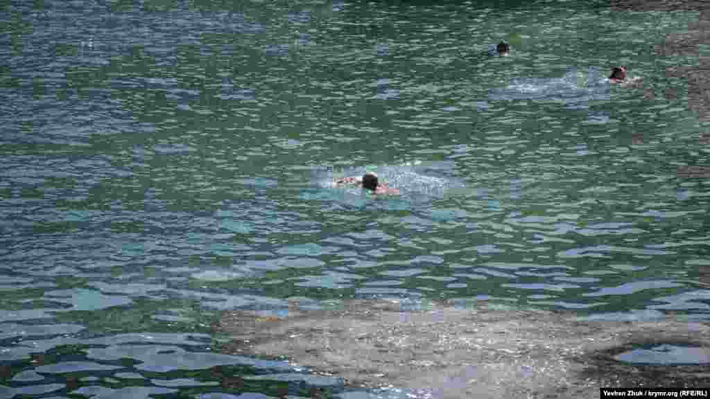 В море у пляжа – пятно, состоящее из медуз, водорослей и мусора