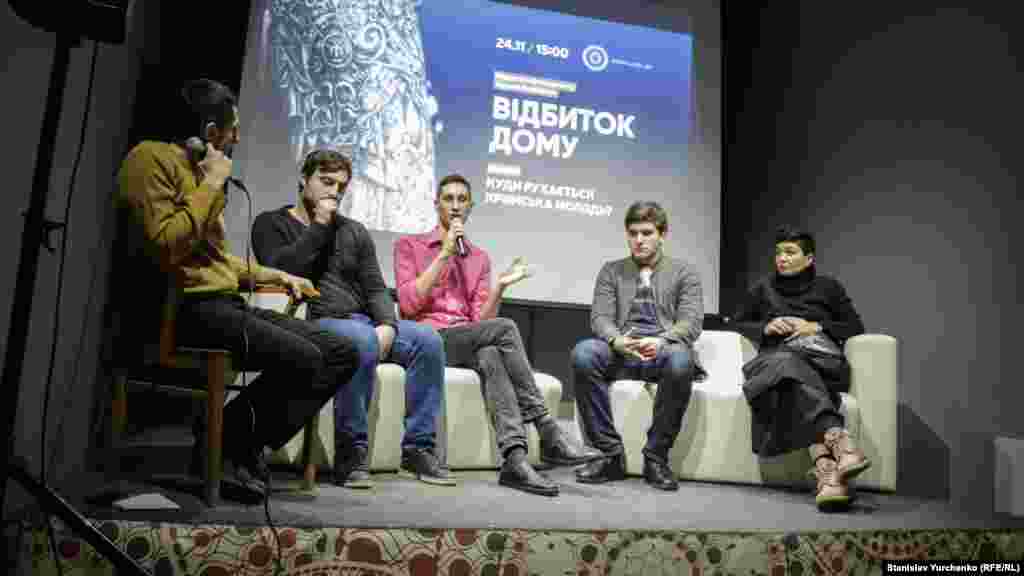 Участники дискуссии: (слева-направо) программный директор Крымского дома Алим Алиев; сооснователь молодёжной организации DEVAM Сулейман Мамутов; глава организации студенческого самоуправления ТНУ Вернадского Фёдор Заболоцкий; представиль крымскотатарской молодежи Мухаммед Умеров; сооснователь и координатор «Крым SOS» Тамила Ташева