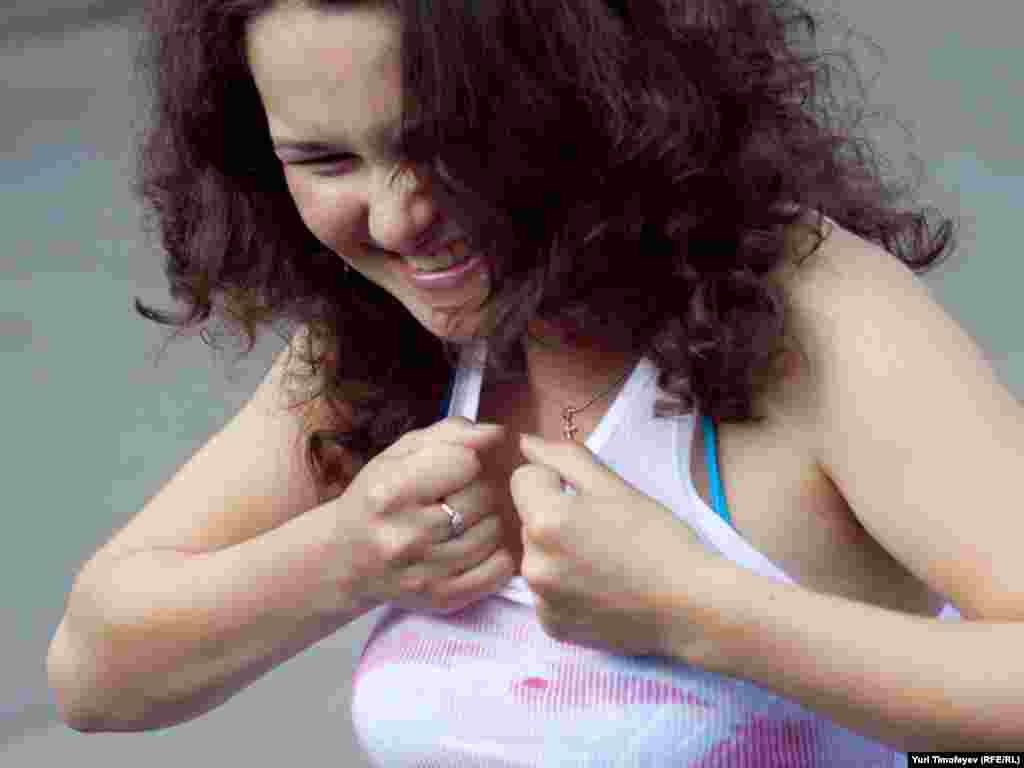 Другие девушки либо не захотели рвать хорошую вешь, либо майки оказались для них слишком крепкими.