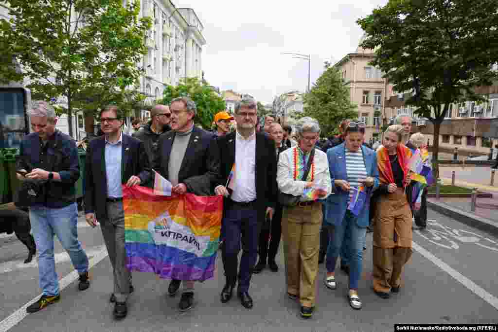 Представники іноземних посольств на Марші рівності у Києві