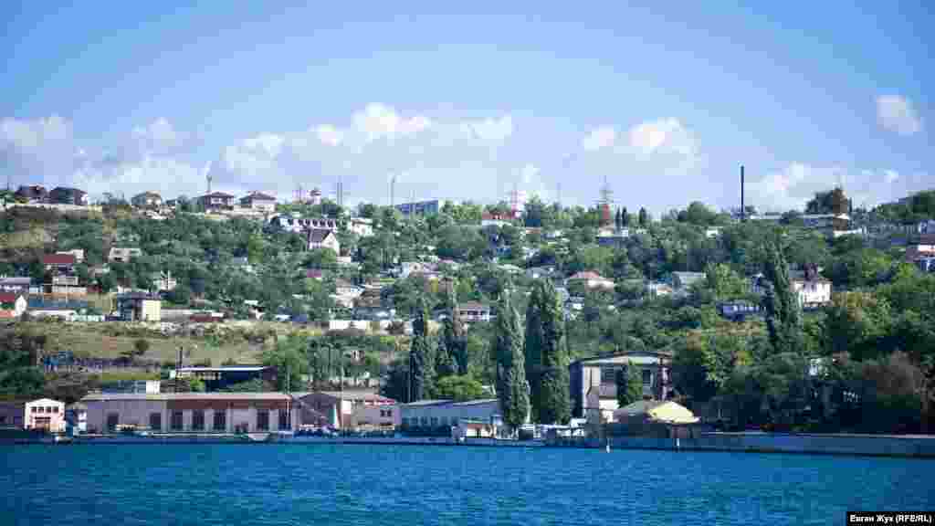 Троїцька бухта, нагорі – мікрорайон вулиці Жидилова, який ще називають «Абрикосівкою»