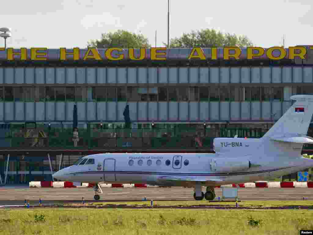 Avion koji je navodno prevozio Mladića u Hag nakon sletanja u Roterdam