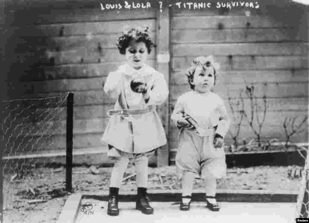 Edmond i Michel Navratil, takozvana "siročad sa Titanica". Dječaci nisu govorili engleski i njihova majka je nakon duže potrage locirana u Francuskoj. Njihov otac, koji je poginuo na "Titanicu", je poveo dječake s nadom da će im se maj