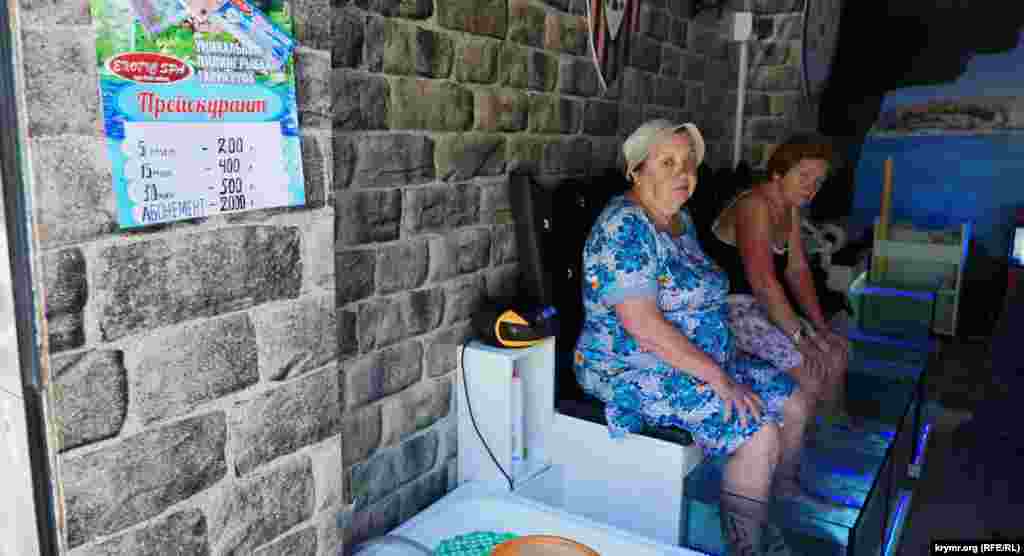 Некоторые приезжие пенсионеры помалу приобщаются  к диковинному пилингу рыбками