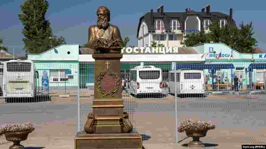 Памятник святителю Луке Войно-Ясенецкому между «зоной безопасности» местной автостанции и Свято-Екатеринской православной церковью установили в прошлом году