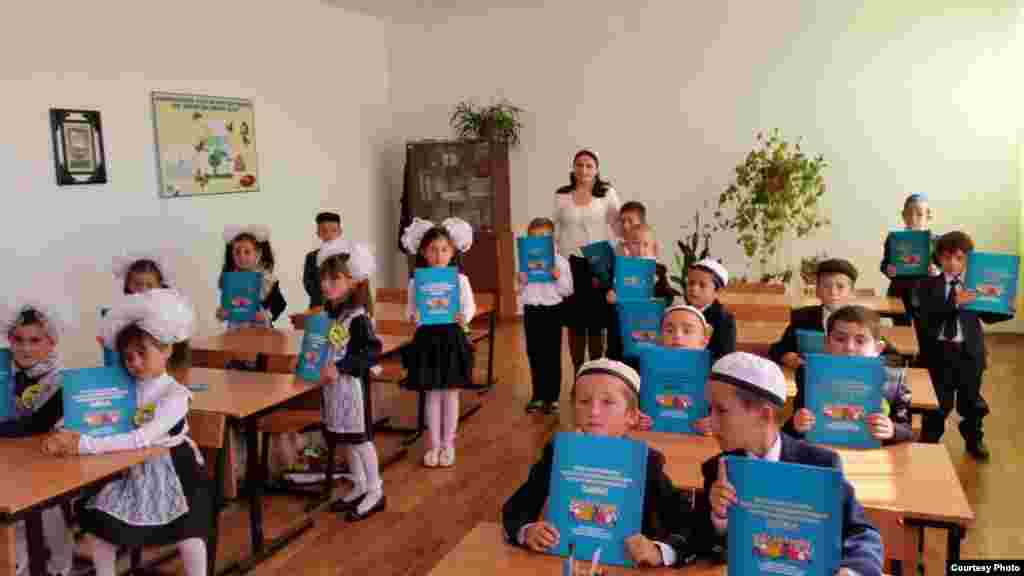 Чеченские дети учат в школе казахский язык. 