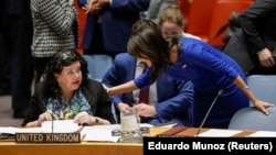 Карен Пирс (слева) и Никки Хейли