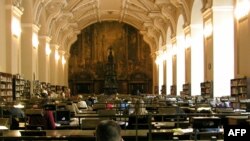 Cтуденти працюють у читальній залі бібліотеки Клементинума, 2005 р.