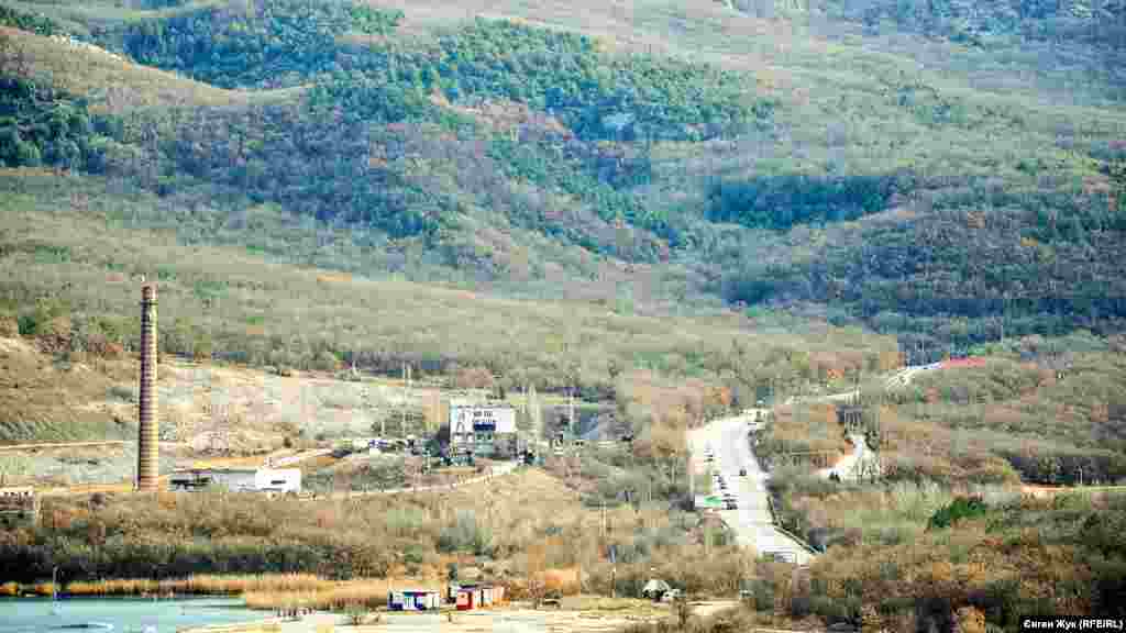 Вдалеке виднеется гора Мишень. Там располагается бывший секретный объект 221. Подробно об этом – в фотоистории о Морозовке 