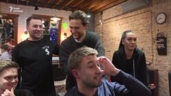 Київські барбери про кандидатів у президенти: погані зачіски і смішні обіцянки – відео Київські барбери про кандидатів у президенти: погані зачіски і смішні обіцянки – відео
