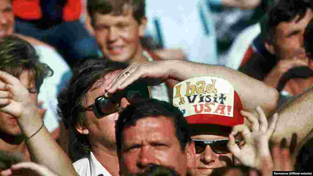 Якщо спочатку влада виставила оточення, то потім його довелося зняти – натовп просто відтіснив матросів